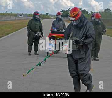 U.S. Army Reserve SPC. Aldrich Cushnie, verwendet einen VDR 2 Strahlungsdetektor, als er ein Recon Element der 468th Engineer Loslösung führt, 368 Techniker Bataillon, 302d Manöver Verbesserung Brigade, 412 Theater Ingenieur/Befehl in Danvers, Massachusetts, bei einer gemeinsamen Übung mit dem Homestead-Miami Speedway und Miami-Dade Fire Rescue Department in Miami, Florida gehostet werden. Jan. 11, 2018. Die anderen Mitglieder des Teams waren, Sgt. Sean O'Connor, PFC-Colin verkündigen, SPC. Jordan Nunes und SPC. David Forcier. Diese jte konzentrierte sich auf den Aufbau von Kapazitäten und der nahtlose Übergang zwischen Th Stockfoto