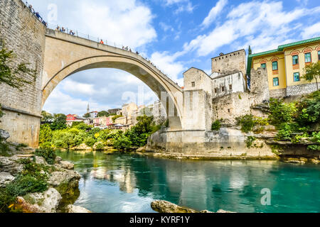 Der Stari Most, alte osmanische Brücke in der Stadt Mostar in Bosnien und Herzegowina, überquert den Fluss Neretva Stockfoto