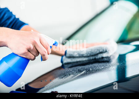 Hände Reinigung Auto mit sprühreiniger und Mikrofasertuch Stockfoto