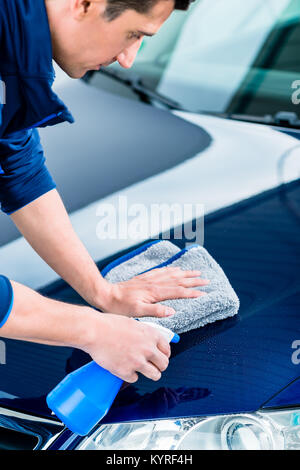 Hände Reinigung Auto mit sprühreiniger und Mikrofasertuch Stockfoto