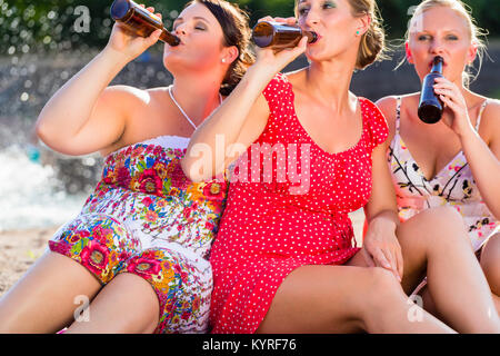 Freunden Bier trinken am Strand am Fluss Stockfoto