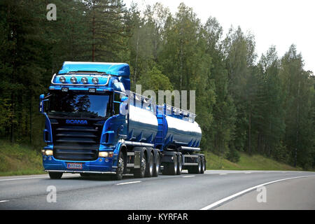 RAASEPORI, Finnland - 17. AUGUST 2014: Blauer Scania Tanklastzug auf der Straße. In IIA, Scania präsentiert neue Innovationen, die bedeutende Kraftstoff Savi bieten Stockfoto