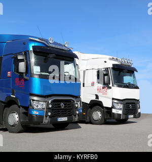 LIETO, Finnland - 5 April, 2014: Renault präsentiert blaue und weiße T 460 Lkw für den Fernverkehr als Teil ihrer neuen Serie bei Volvo Trucks und Renault Fahrzeug Stockfoto