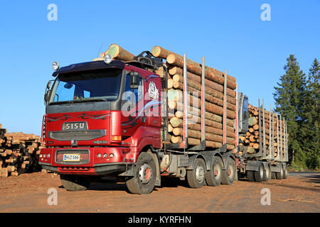 LUVIA, Finnland - 19 September 2014: Sisu 18 E 630 Holz Lkw am Sägewerk Holzplatz bereit zu entladen. Die finnische Sisu Lkw hat Caterpillar C18 Engin Stockfoto