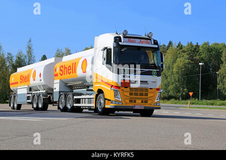 RAUMA, Finnland - 19 September 2014: ein Volvo FH Lkw schleppt der Kraftstoff in der Schale. Im September 2014, durchschnittliche Preis von Diesel auf der ganzen Welt ist 1,17 Stockfoto