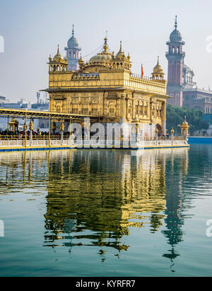 Golden Temple, Sikh Gudwara in Amritsar, Indien. Reflexionen über den heiligen Teich von Harmandir Sahib, heiligste Heiligtum der Sikh Religion. Indische Wahrzeichen. Stockfoto