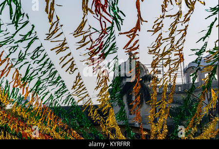 Bunte lametta Deko über Eingang der Goldene Tempel in Amritsar, Indien. Folie Ornamente und Himmel in der heiligsten Heiligtum der Sikh Religion. Stockfoto