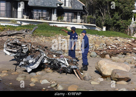 Chief Warrant Officer Paul Ricketson und Petty Officer 2nd class Steve Knight, Mitglieder der maritimen Sicherheit Loslösung Santa Barbara, beachten Sie die Rückstände, die von der Schlammlawinen in Santa Barbara, Kalifornien, Jan. 11, 2018 zu den Strand durchgeführt wurde. Mitglieder der Küstenwache MSD Santa Barbara mobilisiert die Entfernung von gefährlichen Materialien, die entlang der Küste zur Speerspitze. (U.S. Küstenwache Stockfoto