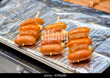 Aufgespießt auf bambusstöcken Würstchen mit Käse und Hamburg Steak (Koreanische Street Food) Stockfoto