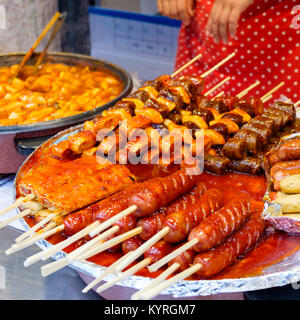 Würstchen am Spieß (Koreanische Street Food) Stockfoto