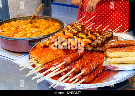 Würstchen am Spieß (Koreanische Street Food) Stockfoto