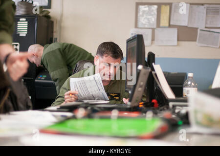 Kapitän Nick Johnson ein Pilot aus Marine Antenne Refueler Transport Squadron (VMGR) 252 aus der Marine Corps Air Station (WAB) Cherry Point, N.C., besucht Reno im Erweiterten Berg Luftbrücke Taktiken Schule (AMATS) Training mit dem 192Nd Airlift Squadron "High Rollers" ab Januar 10-12, 2018 teilzunehmen. Es war das erste Mal, dass die "High Rollers" eine weitere Militärdienst als Air Force, Air National Guard oder Air Force Reserve für AMATS Training. Stockfoto