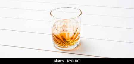 Whiskey Glas auf weiße Holztisch. Nahaufnahme Stockfoto