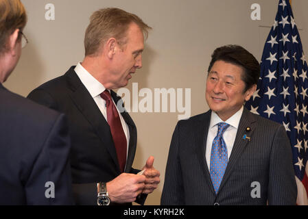 Der stellvertretende Verteidigungsminister Patrick M. Shanahan trifft sich mit japanischen Staatsminister für die Raumfahrtpolitik Masaji Matsuyama im Pentagon in Washington, D.C., Jan. 12, 2018. (DoD Stockfoto