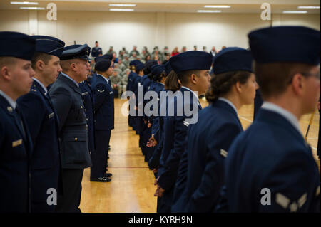 Die Mitglieder von Team Buckley stand, die sich in der Ausbildung bei der 460Th Raum Flügel Ändern des Befehls Zeremonie am Jan. 12, 2018, Buckley Air Force Base, Colorado. Die Veranstaltung Signale Col. Troy L. Endicott, 460 SW eingehende Commander unter Befehl von Oberst David Miller, 460Th SW ausgehende Commander. (U.S. Air Force Stockfoto