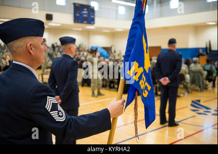 Die Mitglieder von Team Buckley stand, die sich in der Ausbildung bei der 460Th Raum Flügel Ändern des Befehls Jan. 12, 2018, Buckley Air Force Base. Die Veranstaltung Signale Col. Troy L. Endicott, 460 SW eingehende Commander unter Befehl von Oberst David Miller, 460Th SW ausgehende Commander. (U.S. Air Force Stockfoto