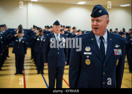 Oberst Robert B. Riegel, 460Th Space Wing stellvertretender Kommandeur, Befehle die Flügel Formationen bei der 460Th SW Ändern des Befehls Jan. 12, 2018, Buckley Air Force Base. Die Veranstaltung Signale Col. Troy L. Endicott, 460 SW eingehende Commander unter Befehl von Oberst David Miller, 460Th SW ausgehende Commander. (U.S. Air Force Stockfoto