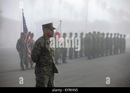 MARINE CORPS Base Camp Pendleton, Kalifornien - 1. Leutnant Samuel Savage, ein platoon Commander mit 1 Bataillon, 4 Marine, 1 Marine Division steht bei Parade Rest während der Eröffnungsfeier der Übung Iron Fist 2018 am 31.01.12. Übung Iron Fist ist eine jährliche, bilateralen Training, wo US-Marinesoldaten und Matrosen und japanische Soldaten trainieren gemeinsam und teilen Techniken, Taktiken und Verfahren der operativen Fähigkeiten zu verbessern. (U.S. Marine Corps Stockfoto