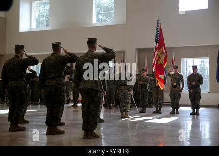 Us-Marines mit Marine Corps University Staff Noncommissioned Officer Academy (SNCOA) Gruß zu den Farben während dem Spielen der Nationalhymne am SNCOA Ändern der Verwaltungsrat Zeremonie an Bord Camp Johnson, N.C., Jan. 12, 2018. Die Zeremonie offiziell übergeben Behörden von Sgt. Maj. Robin C. Fortner, Sgt. Maj. Dylan W. Goldman. (U.S. Marine Corps Stockfoto