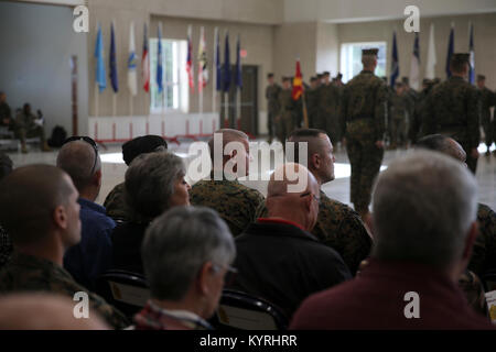 Us Marine Corps Sgt. Maj. Dylan W. Goldman, Mitte, sitzt während des Marine Corps University Staff Noncommissioned Officer Academy Ändern der Verwaltungsrat Zeremonie an Bord Camp Johnson, N.C., Jan. 12, 2018. Die Zeremonie offiziell übergeben Behörden von Sgt. Maj. Robin C. Fortner, Sgt. Maj. Dylan W. Goldman. (U.S. Marine Corps Stockfoto