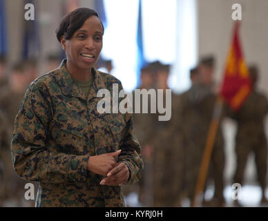 Us Marine Corps Sgt. Maj. Robin C. Fortner, out-going Direktor der Marine Corps University Staff Noncommissioned Officer Academy (SNCOA) Adressen Gäste während der SNCOA Ändern der Verwaltungsrat Zeremonie an Bord Camp Johnson, N.C., Jan. 12, 2018. Die Zeremonie offiziell übergeben Behörden von Sgt. Maj. Robin C. Fortner, Sgt. Maj. Dylan W. Goldman. (U.S. Marine Corps Stockfoto