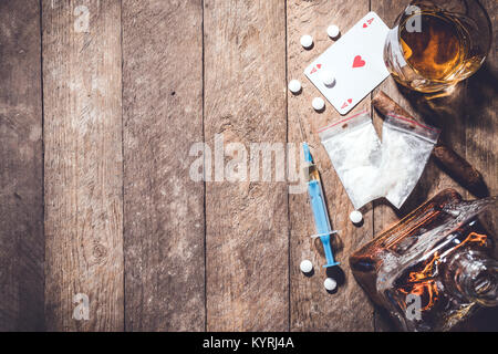 Overhead shot von harten Drogen auf einem alten Holztisch. Stockfoto