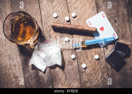 Overhead shot von harten Drogen auf einem alten Holztisch. Stockfoto