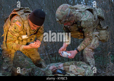 Yavoriv, Ukraine-SPC. Kaleb, Bailey und SPC. Robert Graber, zwei Combat medic auf die Gemeinsame Multinationale Ausbildung Gruppe - Ukraine (JMTG-U) beteiligt sich an einem mascal Übung hier Jan. 12 zugeordnet. Die Übung, die entworfen war, um ein Fahrzeug Kollision zu ähneln, wurde verwendet, um die JMTG-U der Medizinischen Sektion Bereitschaft und Fähigkeiten testen. Während der Übung die Mediziner, dass geantwortet hatte, triage und simulierte Opfer zu behandeln, bevor sie den Transport der Truppe Medizinische Klinik zur weiteren Pflege. (U.S. Armee Stockfoto