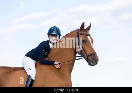 Deutsches Reitpony. Junge Reiter auf fuchswallach ohne Sattel. Großbritannien Stockfoto