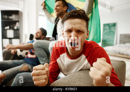 Lüfter ist mit Fußball-Spiel enttäuscht Stockfoto