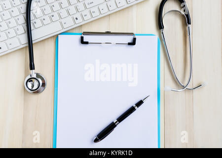 Gesundheit und medizinische Konzept - Tastatur, Zwischenablage und Stethoskop. Stockfoto