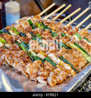 Aufgespießt auf bambusstöcken lecker Hühnerfleisch und Gemüse mix (Koreanische Street Food) Stockfoto