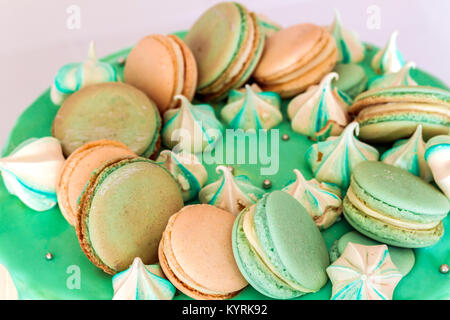 Süßen cremigen grünen Kuchen mit makronen auf der Oberseite Stockfoto