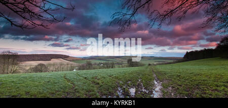 Ansicht im Winter bei Sonnenuntergang in Richtung Butser Hill und der South Downs in der Nähe von Old Winchester Hill Stockfoto