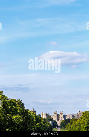 Ikonische, historische königliche Residenz Schloss Windsor gesehen entlang der langen Spaziergang an einem sonnigen Tag im Sommer mit blauem Himmel, Windsor, Berks, Großbritannien Stockfoto