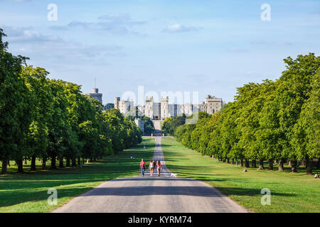 Ikonische, historische königliche Residenz Schloss Windsor gesehen entlang der langen Spaziergang an einem sonnigen Tag im Sommer mit blauem Himmel, Windsor, Berks, Großbritannien Stockfoto