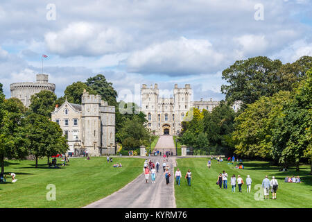 Ikonische, historische königliche Residenz Schloss Windsor gesehen entlang der langen Spaziergang an einem sonnigen Tag im Sommer mit blauem Himmel, Windsor, Berks, Großbritannien Stockfoto