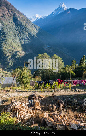 Die Einheimischen im Bergdorf, Annapurna Nationalpark, Nepal, Asien. Stockfoto