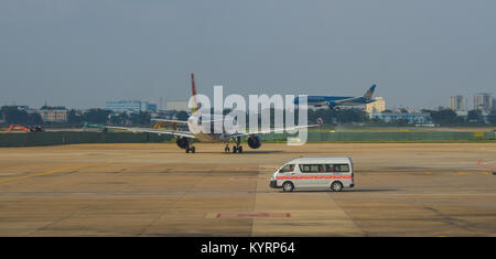 Phu Quoc, Vietnam - Dec 6, 2017. Fahrzeuge auf der Piste von Phu Quoc International Airport. Phu Quoc ist ein Vietnam Insel vor der Küste von Kambodscha in der G Stockfoto