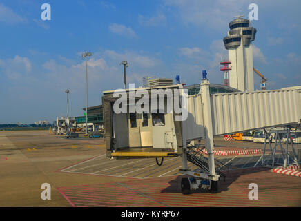 Phu Quoc, Vietnam - Dec 6, 2017. Eine Gangway von Phu Quoc International Airport. Phu Quoc ist ein Vietnam Insel vor der Küste von Kambodscha im Golf von Th Stockfoto