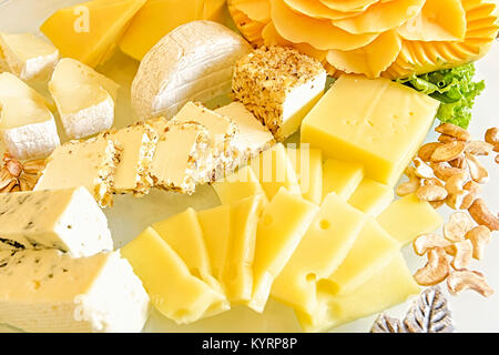 Verschiedene Arten von Käse mit Cashew Nüssen und Obst auf dem Tisch Stockfoto