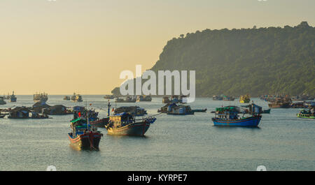 Tho Chau, Vietnam - Dec 10, 2017. Boote auf dem Meer in Tho Chau, Vietnam. Tho Chu (Tho Chau) ist eine grosse Insel inkl. 8 kleinen Inseln unter Phu Quoc distr Stockfoto