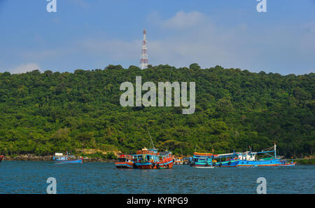 Tho Chau, Vietnam - Dec 10, 2017. Hölzerne Boote andocken an Jetty in Tho Chau Island, Vietnam. Tho Chau Inseln (Poulo Panjang) ist ein Archipel im Stockfoto