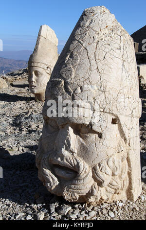 Zwei Köpfe auf dem Berg Nemrud in der Türkei Stockfoto