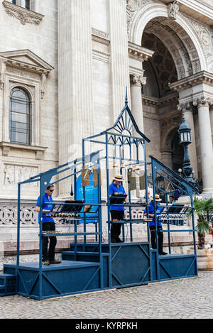 Budapest, Ungarn - 13. August 2017: Free Tour Guides in St. Stephan Basilika in Budapest am Haupteingang Stockfoto