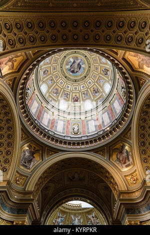 Budapest, Ungarn - 13. August 2017: Low Angle View der Kuppel von St. Stephan Basilika in Budapest. Innenansicht Stockfoto