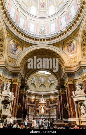 Budapest, Ungarn - 13. August 2017: Low Angle View der Kuppel von St. Stephan Basilika in Budapest. Innenansicht Stockfoto