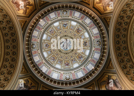 Budapest, Ungarn - 13. August 2017: Low Angle View der Kuppel von St. Stephan Basilika in Budapest. Innenansicht direkt unter der Kuppel Stockfoto