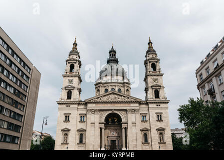 Budapest, Ungarn - 13. August 2017: Außenansicht von St. Stephan Basilika in Budapest vom Platz des hl. Stephanus Stockfoto