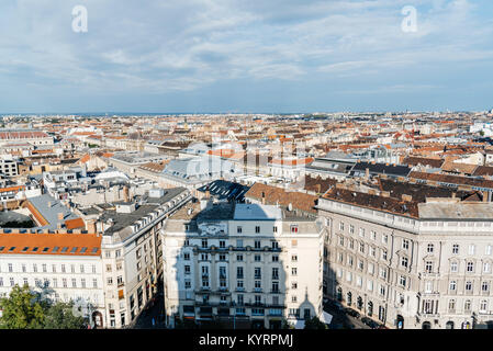 Budapest, Ungarn - 13. August 2017: Hohe Betrachtungswinkel auf die stadtlandschaft von Budapest vom Dach von St. Stephan Basilika Stockfoto